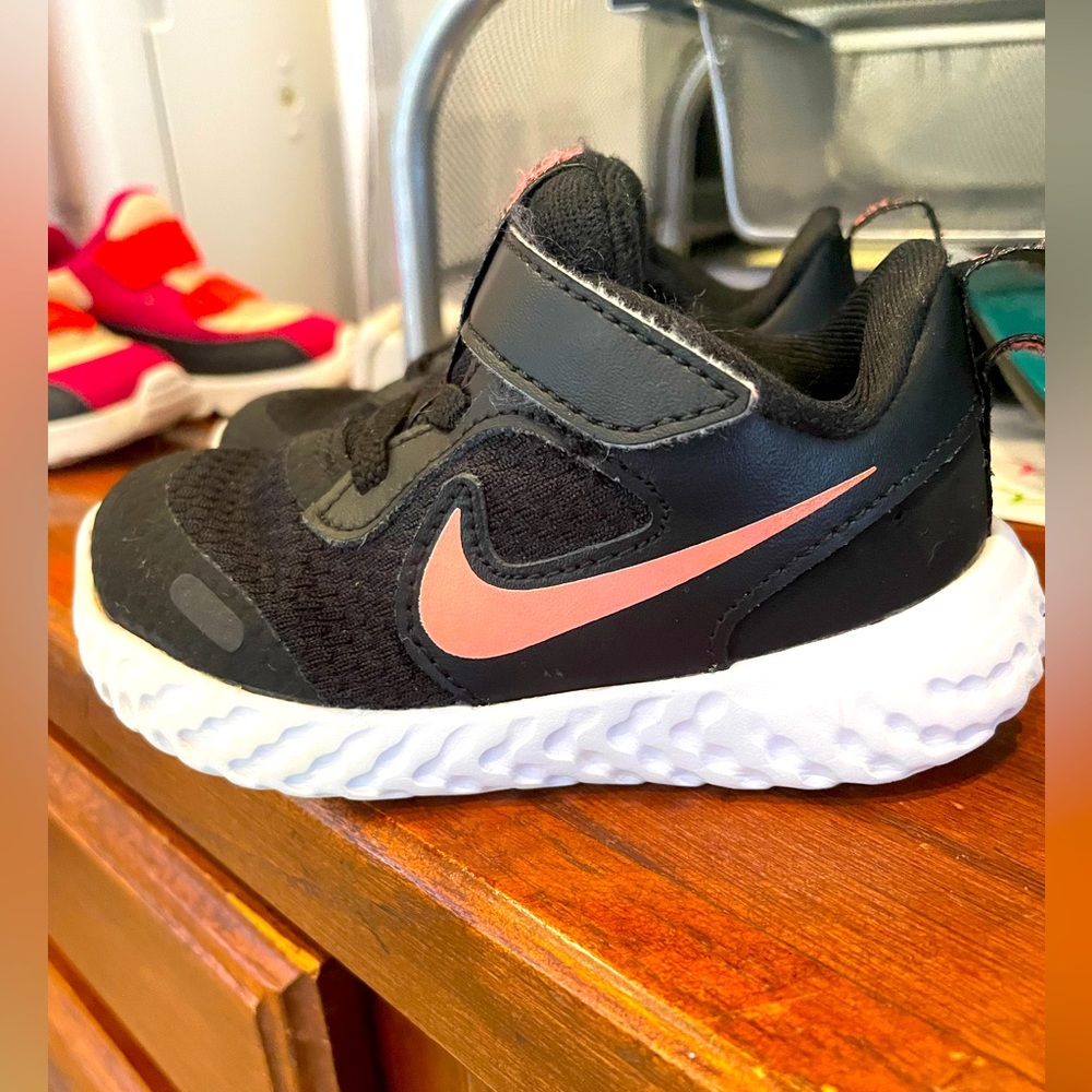 Girls back and pink Nike 6c